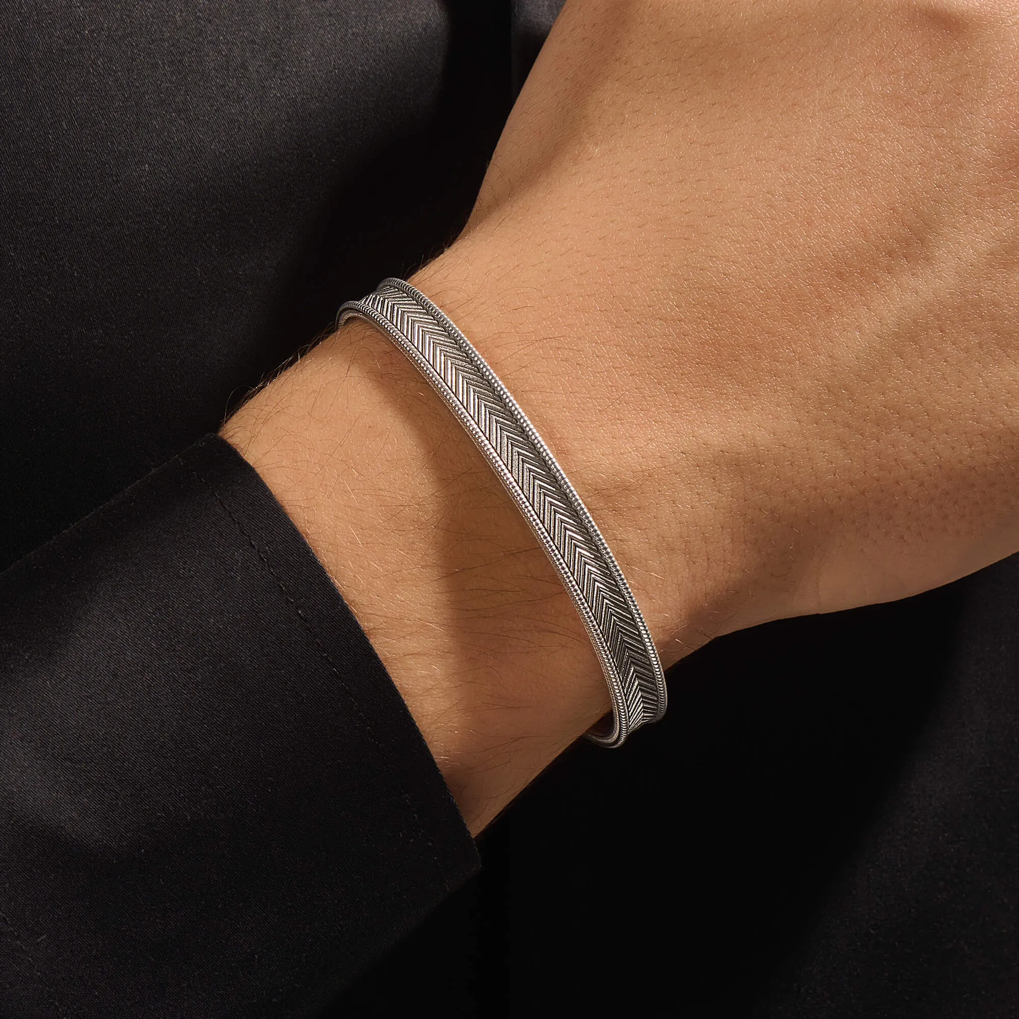 Signature Arrow Cuff in Gold